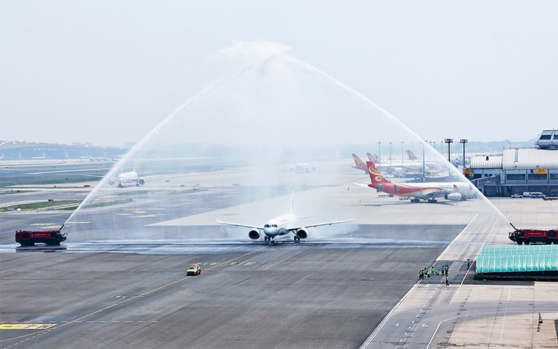 2023年5月28日，國產(chǎn)大型客機(jī)C919圓滿完成首次商業(yè)飛行，開啟市場化運(yùn)營、產(chǎn)業(yè)化發(fā)展新征程。圖為北京首都國際機(jī)場以水門禮迎接C919首個(gè)商業(yè)航班東航MU9191。 新華社發(fā) 魏萌/攝