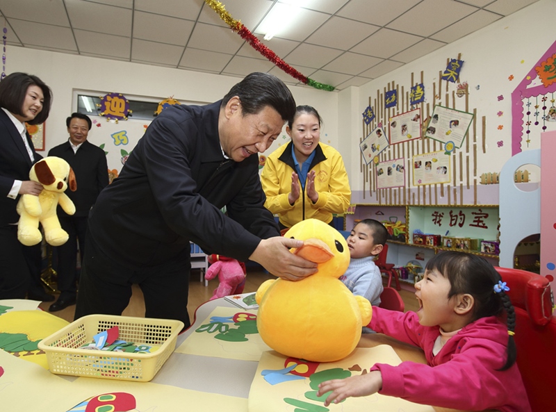 2014年1月28日，習近平總書記來到內(nèi)蒙古自治區(qū)呼和浩特市兒童福利院看望孩子們并贈送新春禮物。