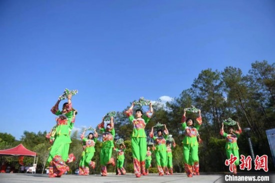 市民在跳廣場舞。 唐小晴 攝