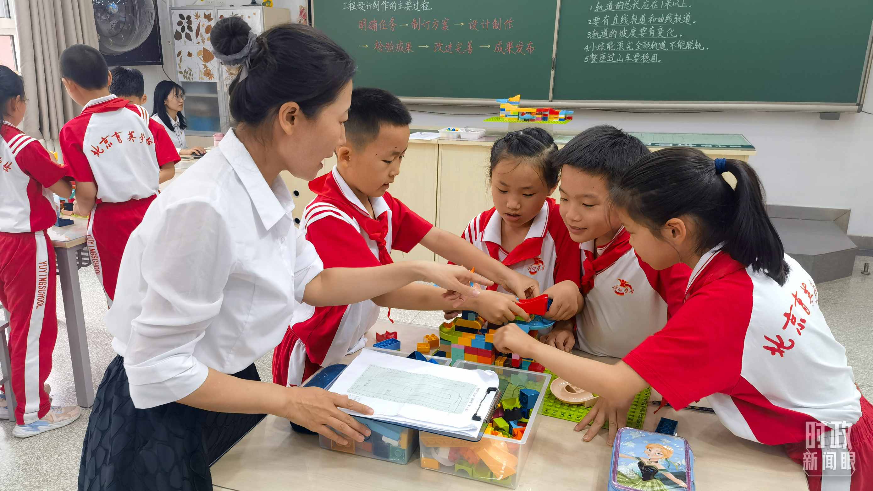 △科學(xué)教室內(nèi)，學(xué)生們正在開展過山車科學(xué)實(shí)驗(yàn)。（總臺央視記者賈林拍攝）