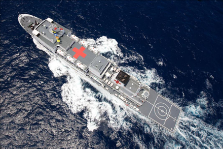 航行在大洋上的中國海軍“和平方舟”號醫(yī)院船。新華社記者 琚振華 攝