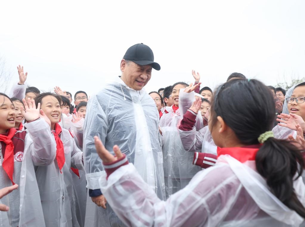 2023年4月4日，黨和國家領(lǐng)導(dǎo)人參加首都義務(wù)植樹活動。這是植樹后，習(xí)近平總書記同在場的中小學(xué)生親切交談。新華社記者 鞠鵬 攝