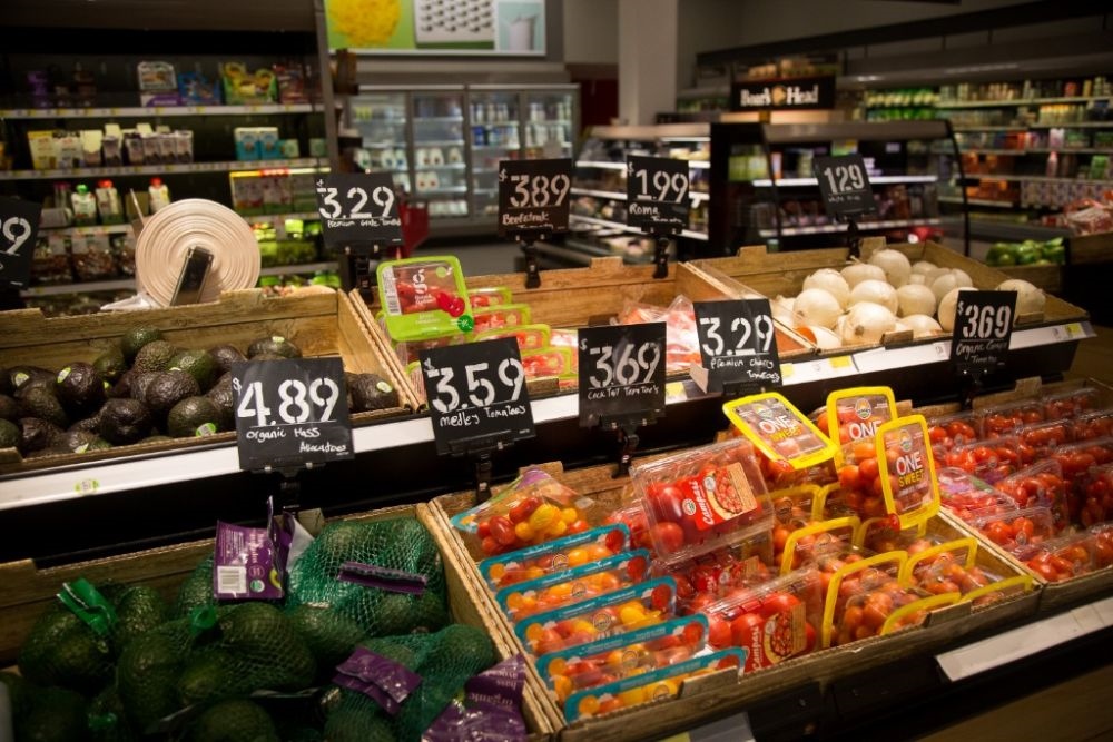 這是2月14日在美國(guó)紐約市布魯克林一家食品雜貨店拍攝的商品價(jià)簽。新華社發(fā)（郭克攝）