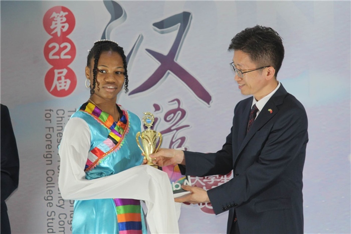 黃瑞參贊為獲獎選手頒發(fā)二等獎。圭亞那大學孔子學院供圖