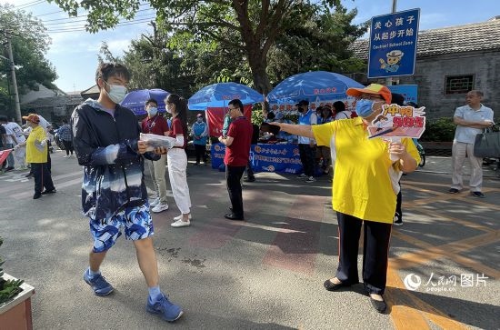6月7日早8點(diǎn)，北京市第五中學(xué)門口考生正在按規(guī)定進(jìn)入考場。人民網(wǎng)記者 池夢蕊攝