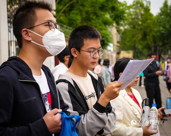 6月7日，在昆明市第五中學(xué)考場外，考生正利用最后時間復(fù)習(xí)備考。人民網(wǎng) 曾智慧攝