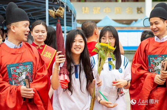 6月7日上午，在南寧市天桃實(shí)驗(yàn)學(xué)校翠竹校區(qū)，老師們在為考生們加油鼓勁！人民網(wǎng)記者 嚴(yán)立政攝