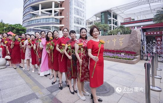 6月7日一早，廈門雙十中學(xué)考生家長們身穿旗袍，手拿向日葵在考場外為孩子加油打氣，寓意“旗開得勝，一舉奪魁”。人民網(wǎng)記者 陳博攝