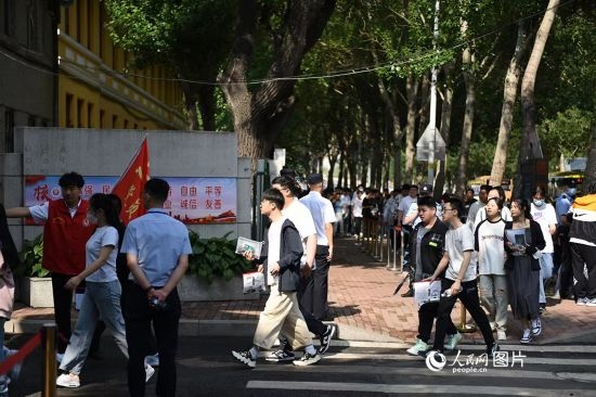 6月7日，在黑龍江省哈爾濱市第三中學(xué)高考考點(diǎn)，考生們有序進(jìn)入考場。人民網(wǎng)記者 蘇靖剛攝