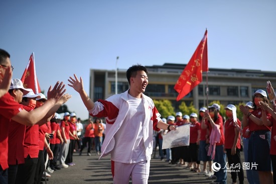 6月7日，在北京市人大附中通州校區(qū)考點(diǎn)，考生與送考老師擊掌加油。人民網(wǎng)記者 翁奇羽攝