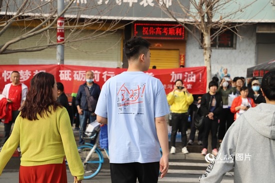 6月7日早8點(diǎn)，甘肅省蘭州市外國語高級中學(xué)考點(diǎn)，考生按規(guī)定進(jìn)入考場。人民網(wǎng)記者 黃帆攝