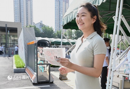 6月7日高考第一天，早上8點(diǎn)，一名考生充滿自信地步入鄭州市十一中考點(diǎn)。人民網(wǎng)記者 王玉興攝