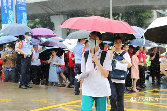 6月7日，海南華僑中學(xué)（高中部）考點(diǎn)，學(xué)子冒雨奔赴考場。人民網(wǎng)記者 孟凡盛攝