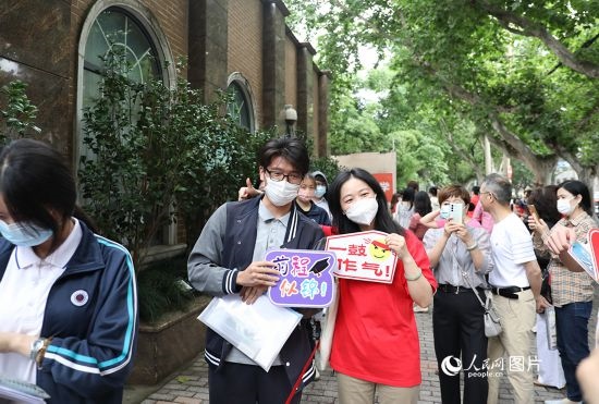 6月7日一大早，上海向明中學(xué)考場外，來自上海市盧灣高級中學(xué)的考生正在依次進(jìn)場。人民網(wǎng)記者 龔莎攝