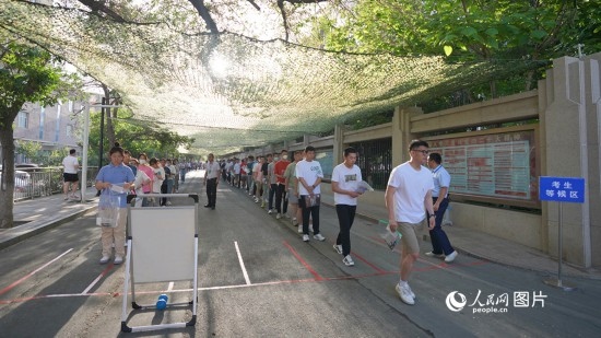 6月7日，烏魯木齊市第七十中學(xué)門口，考生們有序進(jìn)入考場。人民網(wǎng) 李欣洋攝