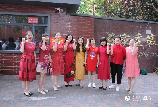 6月7日，在石家莊第二十七中學(xué)考點(diǎn)，家長身著旗袍，為高考的孩子們加油助威！紅紅火火、旗開得勝！人民網(wǎng)記者 周博攝