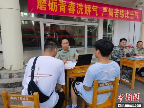 專武干部在講解相關(guān)政策。韋碩 攝