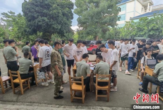 專武干部在發(fā)放兵役登記證。韋碩 攝