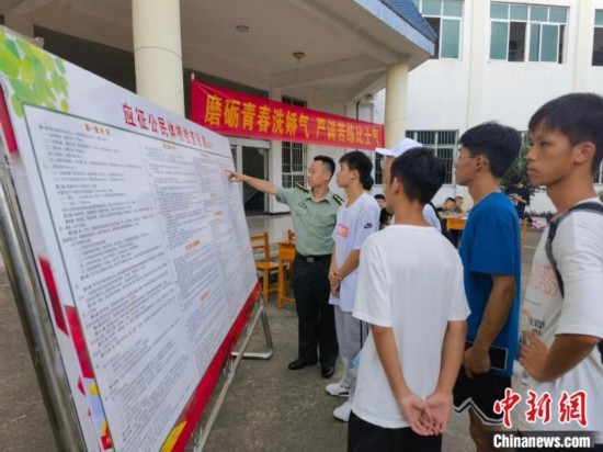 專武干部在講解應(yīng)征體檢標(biāo)準(zhǔn)。韋碩 攝