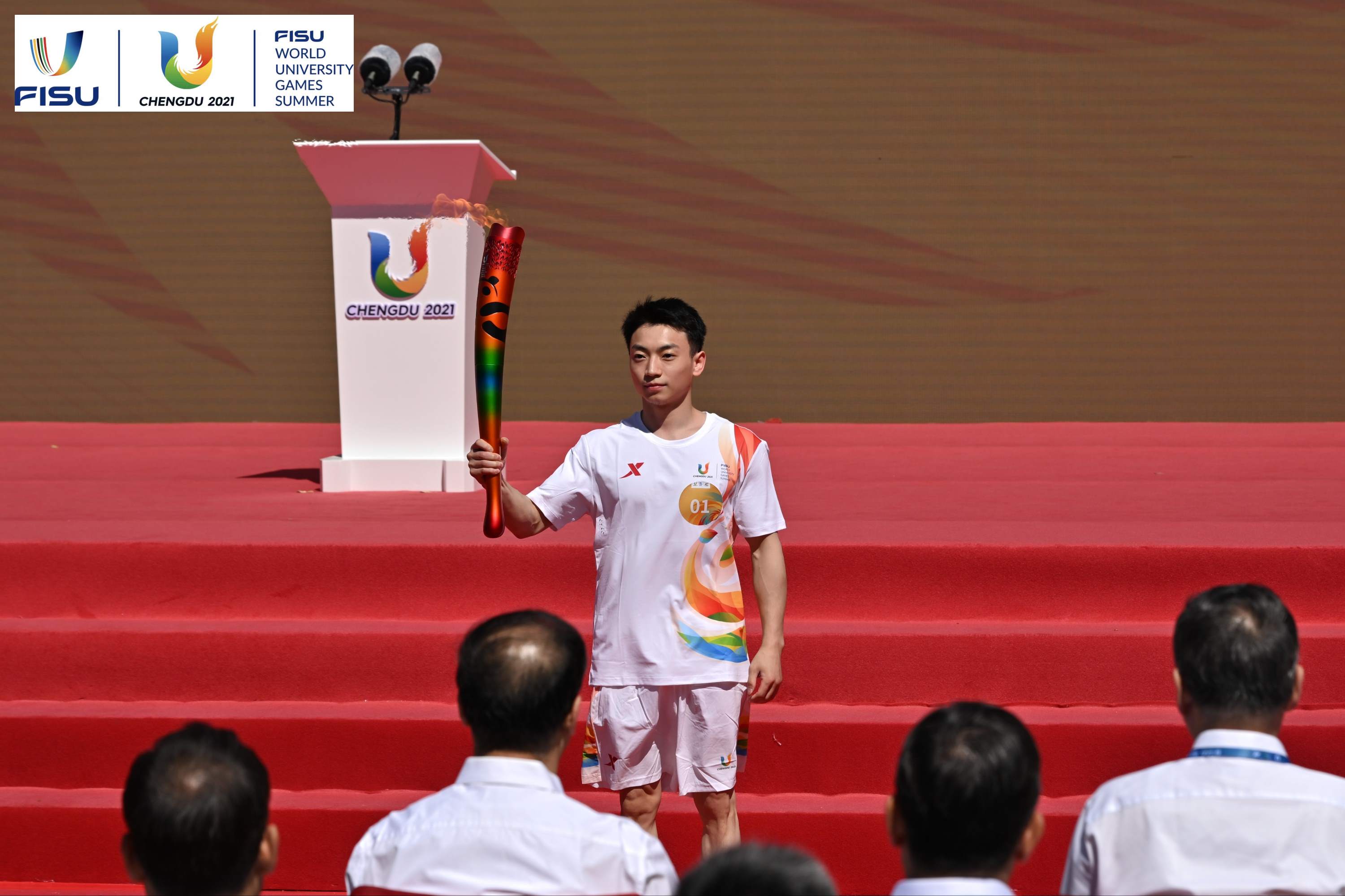 成都大運(yùn)會(huì)火炬手、奧運(yùn)冠軍鄒敬園高舉火炬。 圖片來(lái)源：成都大運(yùn)會(huì)執(zhí)委會(huì)供圖