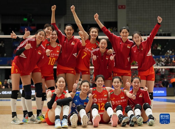 6月3日，中國隊球員在比賽后慶祝勝利。當日，在日本名古屋舉行的2023世界女排聯(lián)賽分站賽中，中國隊以3比1戰(zhàn)勝荷蘭隊。新華社記者 張笑宇 攝