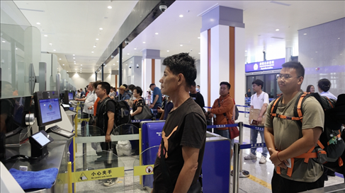 6月13日，乘坐中老鐵路國(guó)際旅客列車(chē)的旅客在磨憨邊檢大廳排隊(duì)候檢。李揚(yáng) 攝