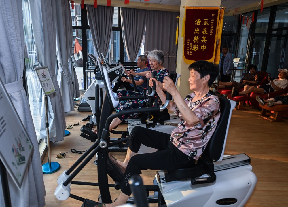 在浙江嘉興市南湖區(qū)新嘉街道電子社區(qū)鄰里中心的長者運(yùn)動(dòng)健康之家內(nèi)，老人們?cè)谶M(jìn)行器械鍛煉（2023年6月14日攝）。新華社記者 徐昱 攝