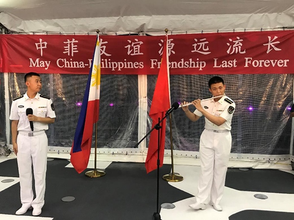 艦上官兵表演歌舞、民樂、武術(shù)等節(jié)目。中國駐菲律賓大使館供圖