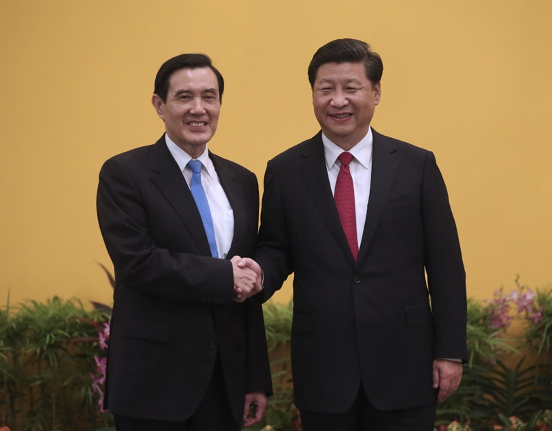 2015年11月7日，兩岸領(lǐng)導(dǎo)人會面在新加坡香格里拉大酒店舉行。這是習(xí)近平主席與時任臺灣地區(qū)領(lǐng)導(dǎo)人馬英九握手。