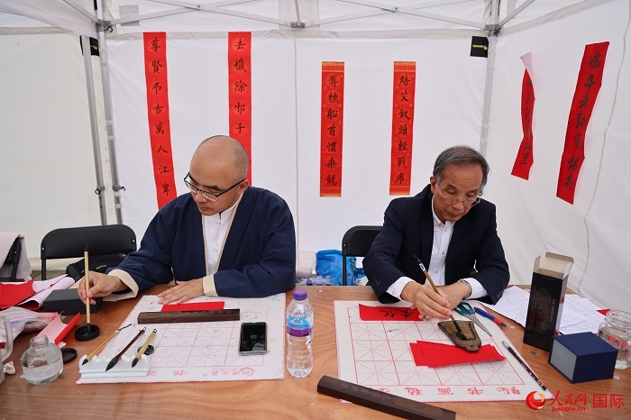 活動現場的中國書法展示。人民網記者 邢雪攝
