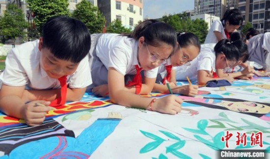 圖為學(xué)生們用手中畫(huà)筆在進(jìn)行創(chuàng)作。 興業(yè)縣融媒體中心供圖