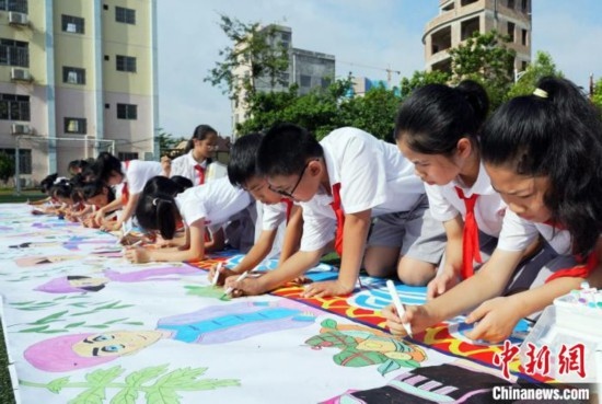 圖為學(xué)生們用手中畫(huà)筆在進(jìn)行創(chuàng)作。 興業(yè)縣融媒體中心供圖
