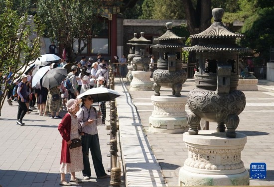 6月22日，游人在北京頤和園參觀游覽。新華社記者 任超 攝