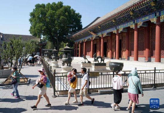 6月22日，游人在北京頤和園參觀游覽。新華社記者 任超 攝