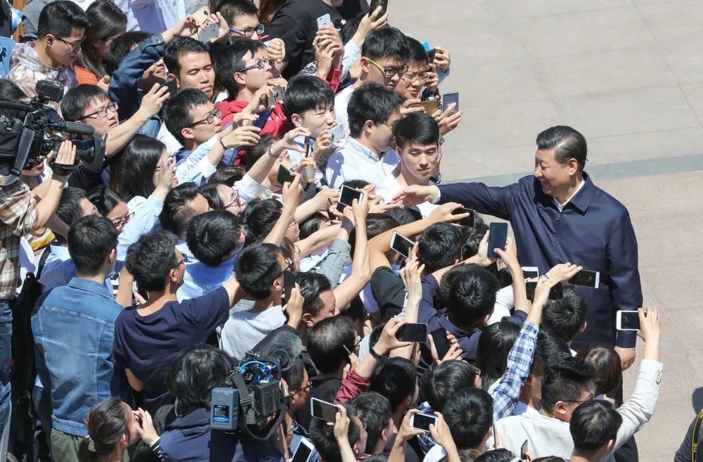 2018年5月2日，習(xí)近平來到北京大學(xué)考察。圖為習(xí)近平離開學(xué)校時(shí)同道路兩旁師生親切握手。 新華社記者 王曄 攝