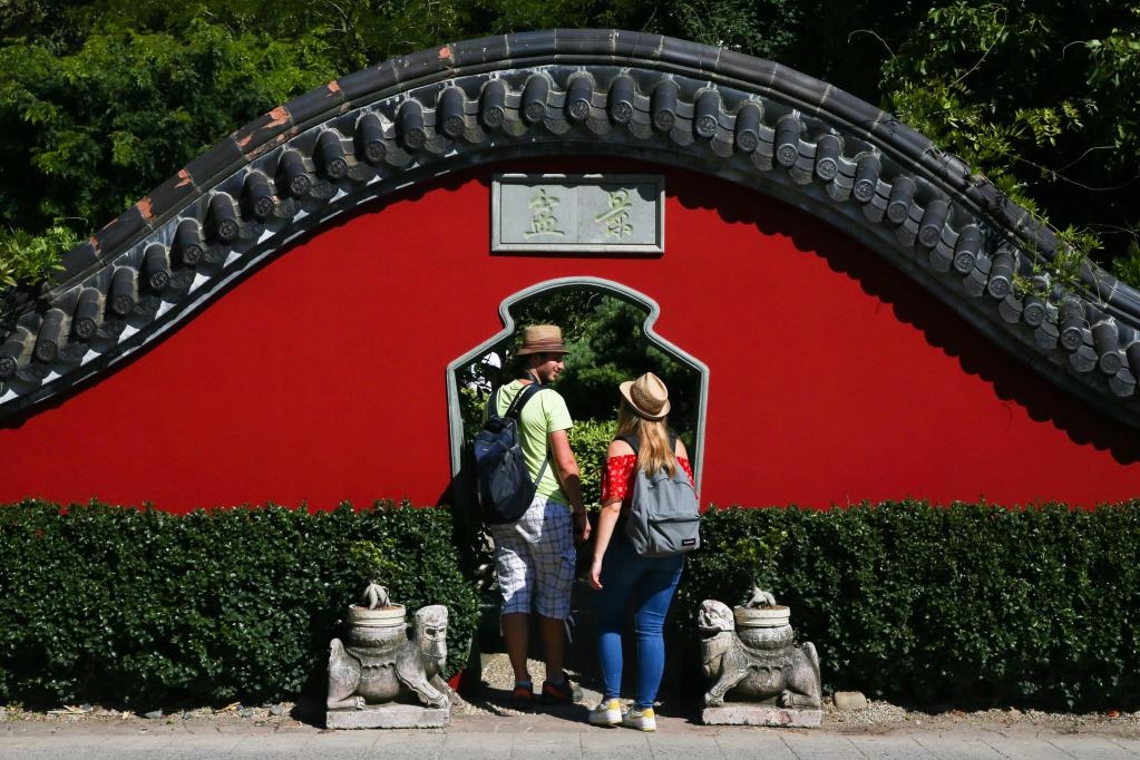 在比利時(shí)布呂熱萊特市，游客參觀天堂動(dòng)物園的中國(guó)園。