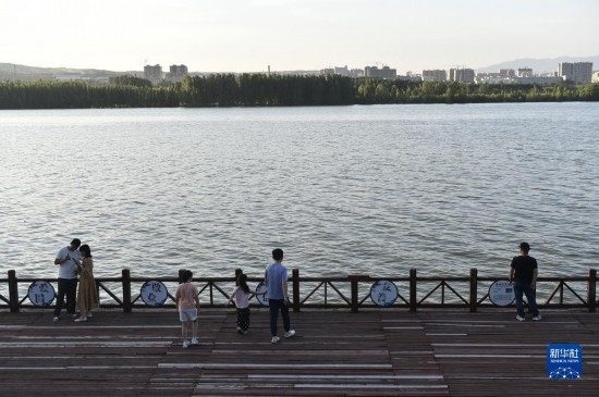 6月23日，游人在三門峽市黃河公園內(nèi)休閑。