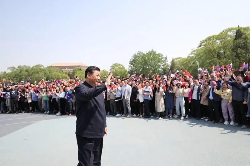 2021年4月19日，在清華大學(xué)建校110周年校慶日即將來臨之際，習(xí)近平來到清華大學(xué)考察。圖為習(xí)近平離開學(xué)校時(shí)，同師生們揮手致意。新華社記者 鞠鵬 攝