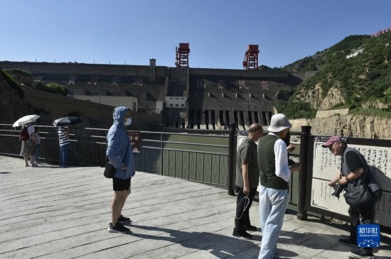 6月23日，游人在黃河三門峽大壩風(fēng)景區(qū)內(nèi)游覽。