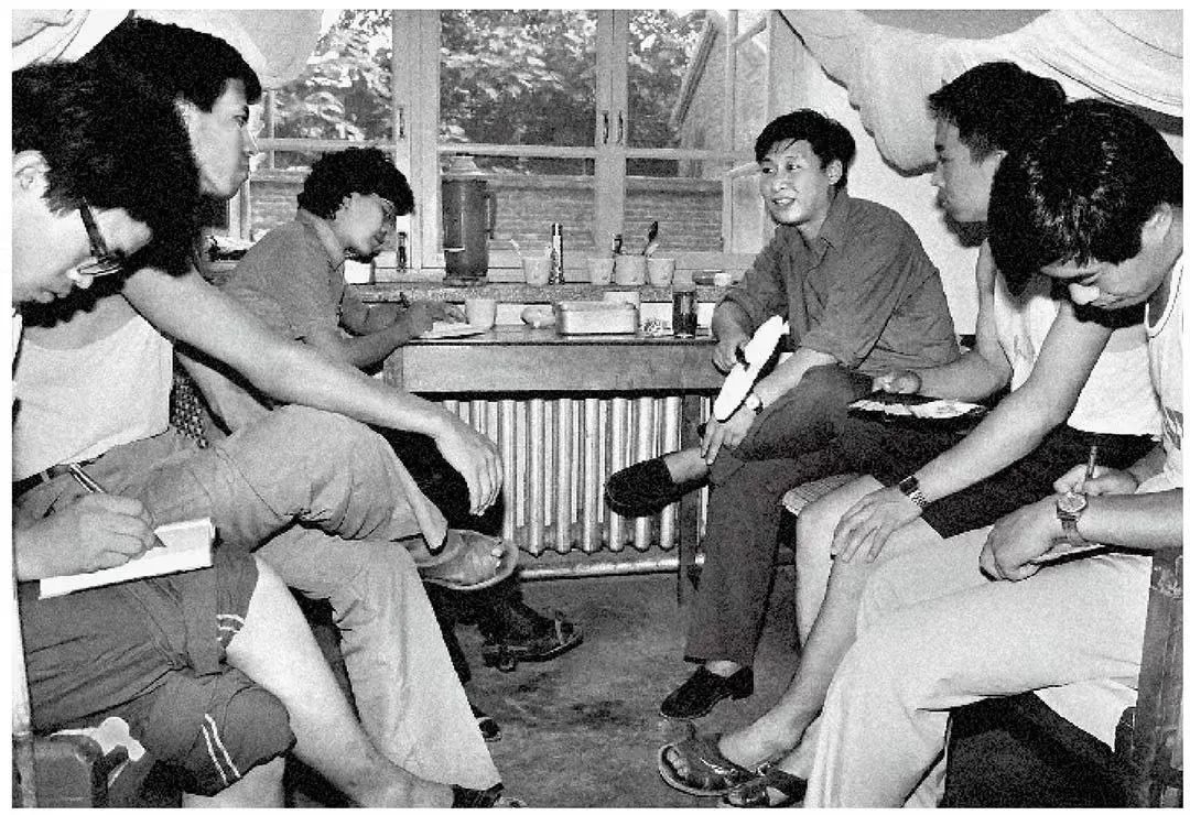 1984年7月29日，習(xí)近平與中國人民大學(xué)暑期社會實(shí)踐團(tuán)成員在正定縣政府招待所宿舍座談。（圖源：《習(xí)近平與大學(xué)生朋友們》）