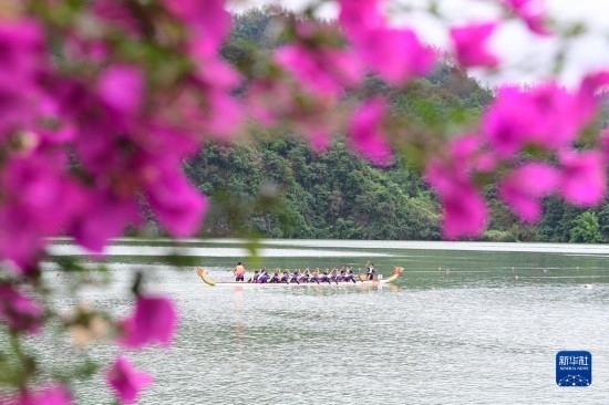 6月22日，重慶市酉陽土家族苗族自治縣酉水河鎮(zhèn)河灣村，參賽選手進(jìn)行龍舟比賽。