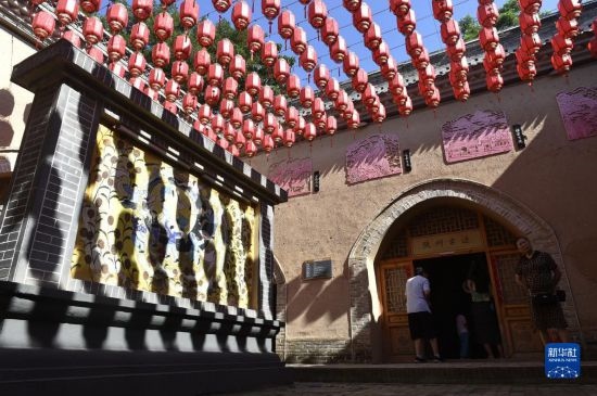 6月23日，游人在三門峽市陜州地坑院景區(qū)內(nèi)游覽。