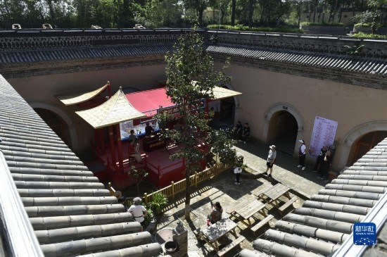 6月23日，游人在三門峽市陜州地坑院景區(qū)內(nèi)游覽。