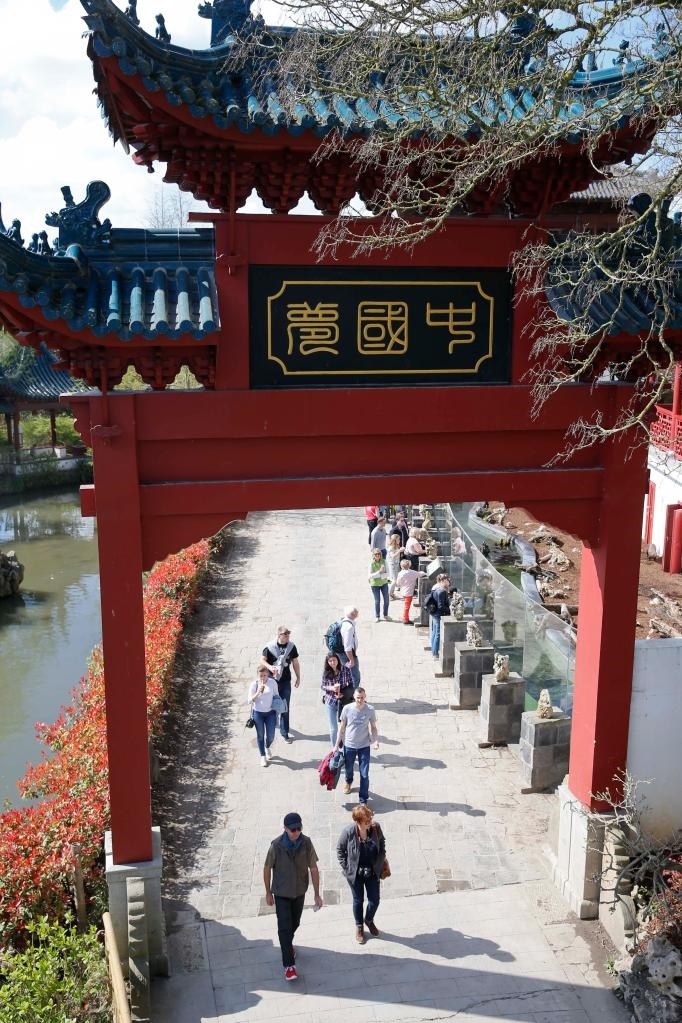 在比利時(shí)天堂動(dòng)物園的中國(guó)園，游客從牌樓下走過。