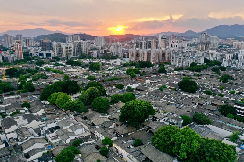2021年7月10日，夕陽(yáng)映照下的福州三坊七巷文化歷史街區(qū)。