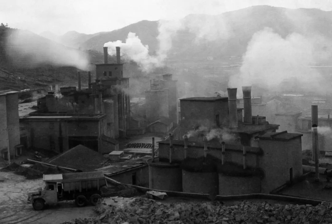 上世紀(jì)80年代，余村開礦山、辦水泥廠。（圖源：安吉縣委宣傳部）