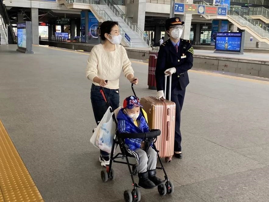 鄭海珠在站臺(tái)上引導(dǎo)旅客乘車。南昌鐵路供圖