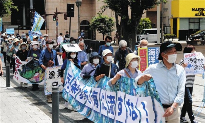 6月20日，日本民眾在福島縣政府周圍舉行抗議活動(dòng)，強(qiáng)烈反對(duì)核污水排海計(jì)劃。（圖片來(lái)源：《東京新聞》）