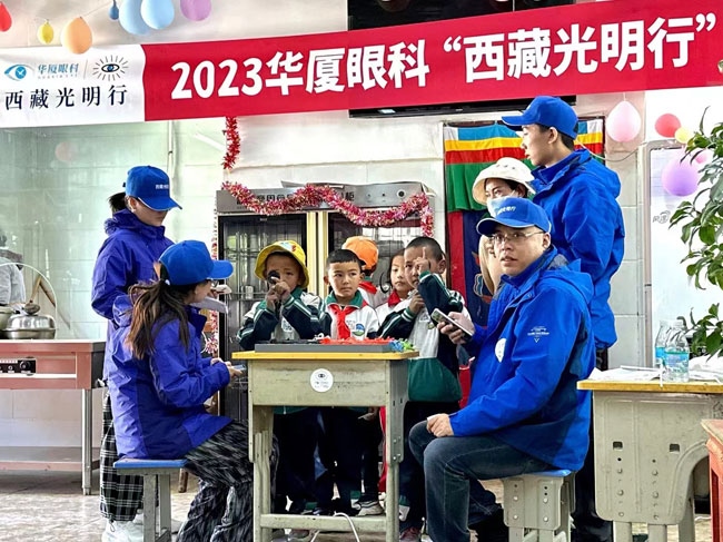 華廈眼科醫(yī)務(wù)人員對當(dāng)?shù)厣倌陜和M(jìn)行近視、弱視、斜視篩查。人民網(wǎng)記者 李棟攝