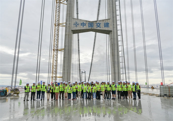 瀾湄六國媒體記者代表在建設(shè)中的深中通道伶仃洋大橋施工現(xiàn)場合影。（中交集團(tuán)供圖）